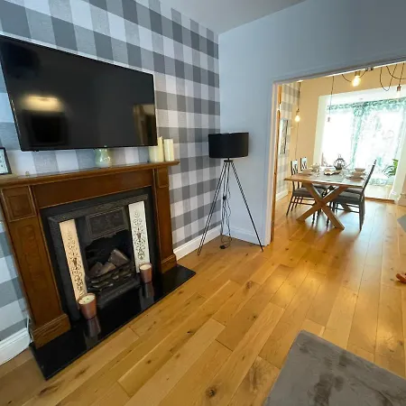 Cheerful 2 Bedroom Townhouse With Cinema Loft Pembroke Dock Exterior photo