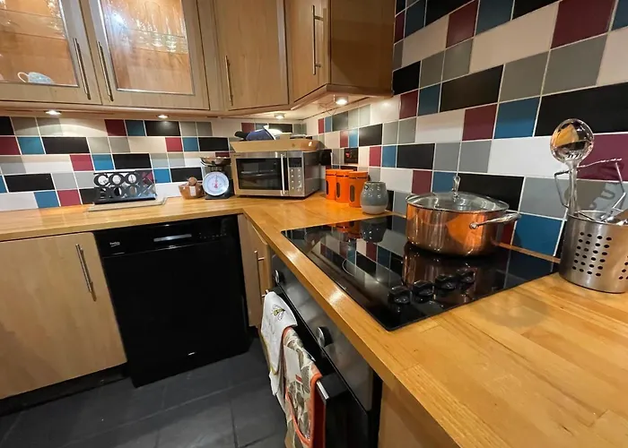 Cheerful 2 Bedroom Townhouse With Cinema Loft