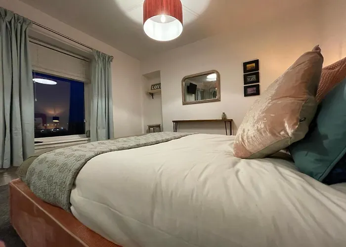 Cheerful 2 Bedroom Townhouse With Cinema Loft
