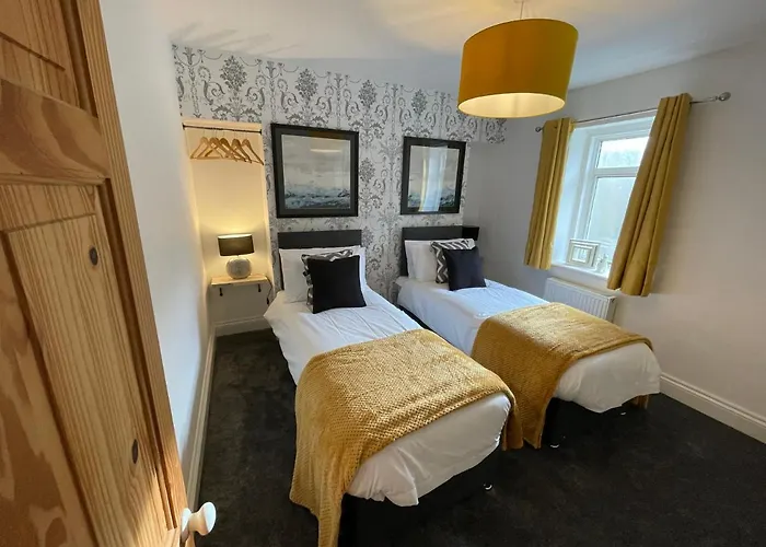 Cheerful 2 Bedroom Townhouse With Cinema Loft