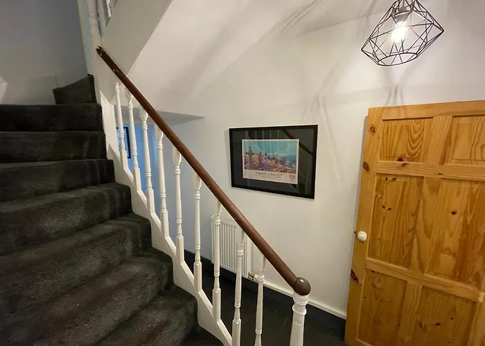 Cheerful 2 Bedroom Townhouse With Cinema Loft