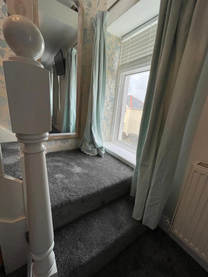 Cheerful 2 Bedroom Townhouse With Cinema Loft