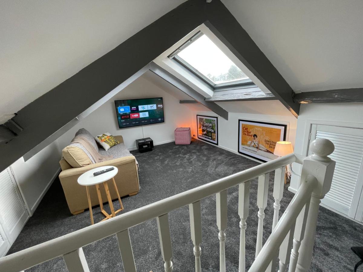 Cheerful 2 Bedroom Townhouse With Cinema Loft