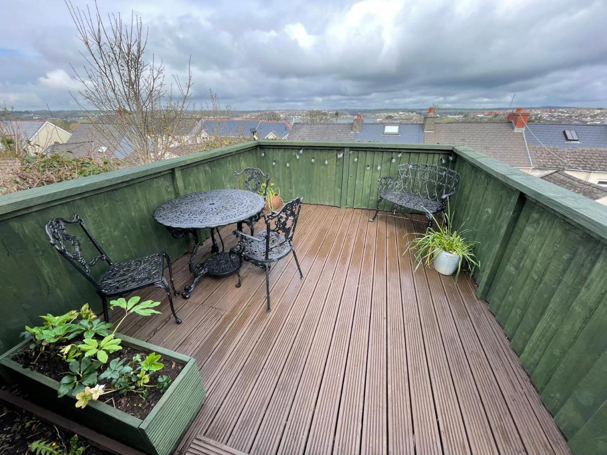 Cheerful 2 Bedroom Townhouse With Cinema Loft Holiday home Pembroke Dock