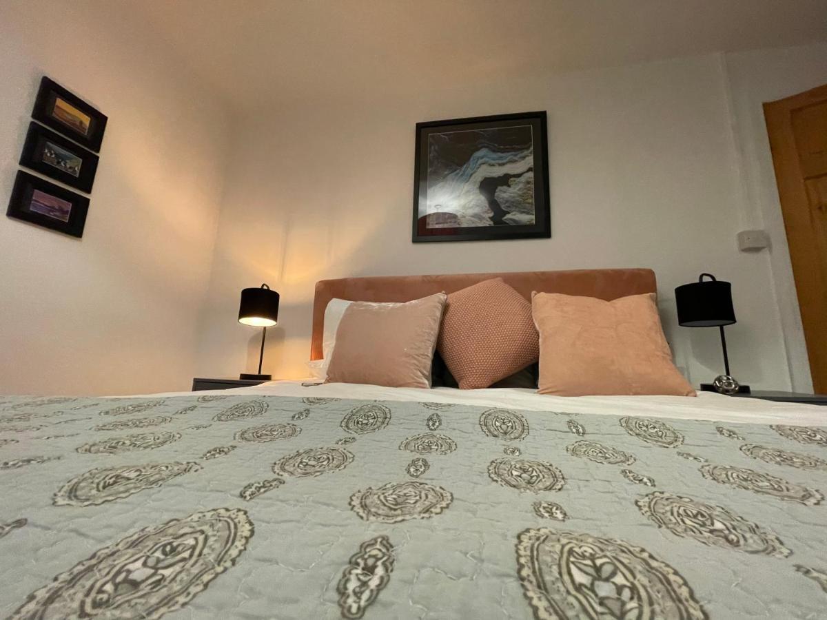 Cheerful 2 Bedroom Townhouse With Cinema Loft